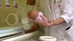 Lekári vyhlásili novorodenca za mŕtveho. Cestou na pohreb sa začal hýbať