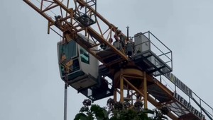 VIDEO: Dramatická akcia hasičov. Žeriavnikovi prišlo vo výške zle