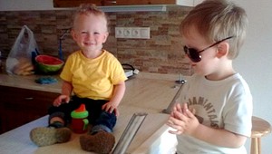 Súd zveril deti (2, 4) do opatery otca. Matka mu ich ukradla