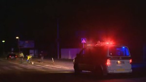 Tínedžer skončil pod kolesami auta. Cez cestu prechádzal neosvetlený, v tmavom oblečení