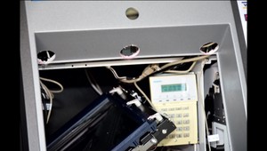 Na východnom Slovensku majú prípad sofistikovaného kradnutia peňazí. Neznámi muži pripojili do vkladomatu banky zariadenie