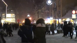 Poľské Zakopané obsadili turisti. Tisíce ľudí bez rúšok oslavovalo v uliciach údajný koniec pandémie
