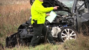 Viacnásobná dopravná nehoda. Zdemolované autá ostali rozhádzané po vozovke