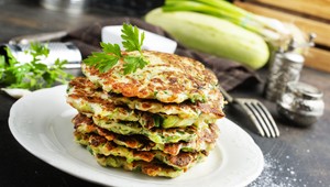 Oveľa lepšie ako zemiakové: Letné placky s cuketou a slaninkou si okamžite obľúbite