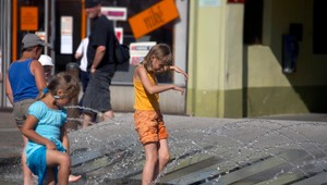 Slovensko opäť valcuje horúčava. Lekári varujú pred pobytom vonku
