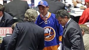 Prvý rodený Číňan si zahrá NHL! Islanders prepísali históriu!