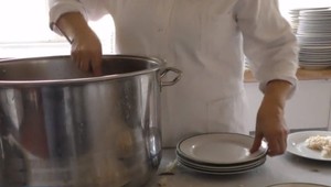 Školám chýbajú v jedálňach kuchárky. O obedy sa musia starať študenti