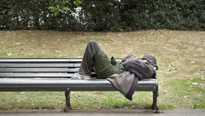 Bezdomovec našiel v taške 17 tisíc dolárov. Pozrite, čo s nimi urobil