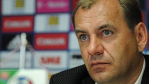 Weiss počíta s Kamenárom i Karhanom