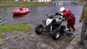 Mužovi spadla do Hrona štvrkolka, pomohli mu hasiči