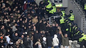Pred zápasom West Ham - Millwall dobodali fanúšika