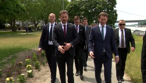 Rakúsky kancelár Kurz bol obvinený z korupcie, postu sa vzdať nechystá