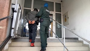 Vodič, ktorý nabúral do policajného auta je mrežami. V moči mu zistili drogy