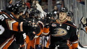 Getzlaf sa dočkal prvého hetriku, Selännne 1400. zápasu