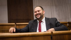 Poslanec Pčolinský chce v parlamente rozprávať po východniarsky, takto by to vyzeralo