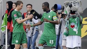 Wolfsburg si po výhre 4:0 drží miesto na čele bundesligy