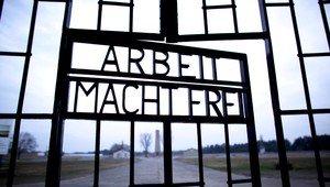 Zlodeji sa ulakomili na bránu koncentračného tábora