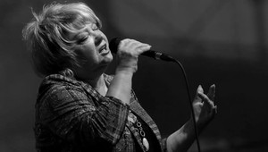 Česko sa rozlúčilo s Věrou Špinarovou (✝65). Stovky fanúšikov, veniec od prezidenta...