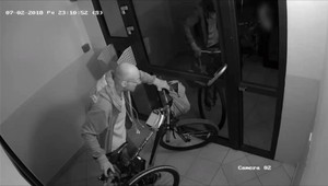 VIDEO: Zlodej bral jeden bicykel po druhom. Kamere sa ale neskryl