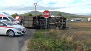 Kamión vrazil do mikrobusu, ľudia v ňom na seba padali