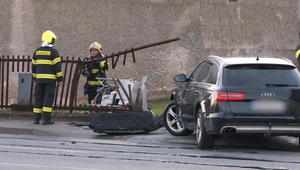 Nebezpečná situácia: Auto po náraze zostalo visieť na plynovej prípojke