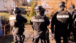 Domové prehliadky na východe Slovenska. Z bytu vyviedli muža