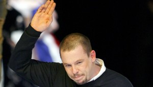 McQueen zomrel na udusenie obesením