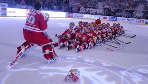 Geniálna oslava! Brankár kormidloval pirátsku dračiu loď