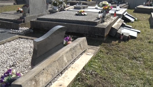 Vandal na cintoríne porozbíjal náhrobné kamene a kahance