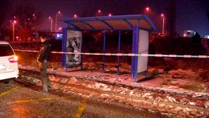 Znásilnenie na zastávke. Muž (32) ženu (35) zranil aj okradol