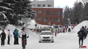 Pekné víkendové počasie lákalo turistov do prírody. Na Štrbské Pleso smerovali stovky áut