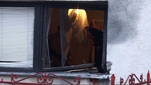 Bomba vybuchla na parapete, meter od nej spala staršia žena (71)