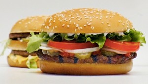 Burger King si uťahuje z McDonald’s: Vlani vo svojich reklamách ukrýval Big Mac