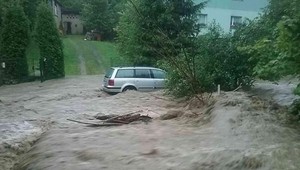 Prívalový dážď, silný vietor, krúpy a množstvo škôd. Severom Slovenska sa prehnali intenzívne búrky