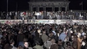 Pád Berlínskeho múru zažil aj Slovák zo Sniny. Namaľoval naň obraz, ktorý je na pohľadniciach