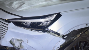 Za volant si sadla poriadne "pod parou". Zdemolovala plot aj zaparkované auto