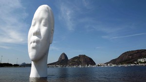 FOTOGALÉRIA. Na pláži vyrástlo gigantické dievča