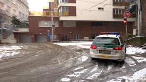 Policajní detektívi NAKA v skorých ranných hodinách prekvapili bratislavských sudcov aj podnikateľa z Nitry