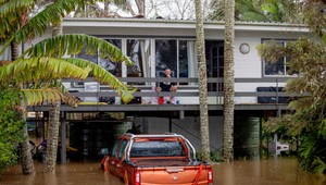 Austráliu sužujú záplavy: Piatou obeťou je muž, ktorého našli v obhorenom aute