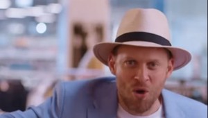 Prachař v putách! Agresívne vyvádzal v lietadle, v hre bolo aj núdzové pristátie!