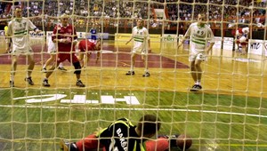 Smrť najväčšej nádeje nemeckej hádzanej Faissta počas zápasu!