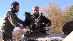 Andrej Kiska jazdil vo Valaškovciach v tanku, zastrieľal si aj z guľometu