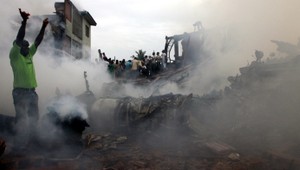 Zrútilo sa lietadlo so 153 ľuďmi, spadlo do centra mesta!