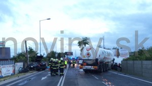 Zrážka auta s cisternou v Bratislave. Nehoda si vyžiadala jednu obeť