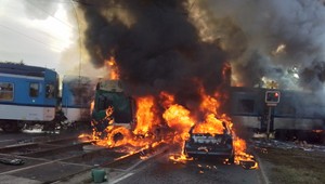 Na železničnom priecestí šľahali plamene. Došlo k zrážke vlaku s kamiónom