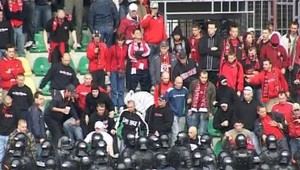 Po futbale policajti predviedli sedem fanúšikov