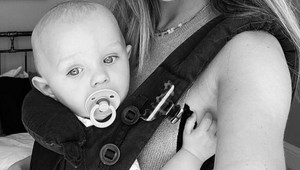 Známy spevák (28) zostal sám s bábätkom. Jeho snúbenica zomrela v deň ich svadby