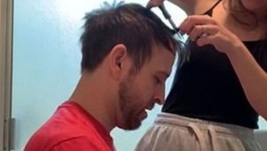 Poprosil ženu, aby ho ostrihala, teraz to ľutuje: Pozrite sa, ako ho dogabala!