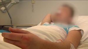 Mladíka zbili tak, že skončil v nemocnici. Útočili najmä na hlavu