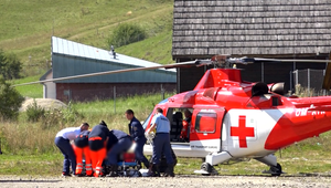 Hra detí sa takmer skončila tragicky. Deväťročný chlapec spadol zo stromu rovno na ostrý hrot železného plota